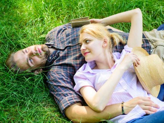 couple homme femme couché dans l'herbe