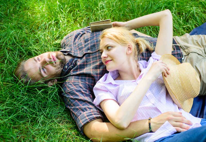 couple homme femme couché dans l'herbe